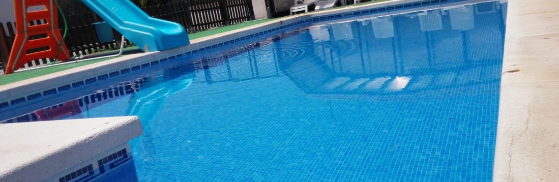 Piscina con tobogán para niños pequeños